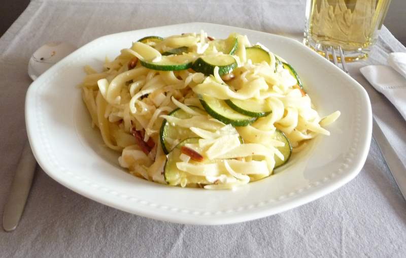 liatelle Mit Zucchini Getrockneten Tomaten Und Feta Schoner Noch