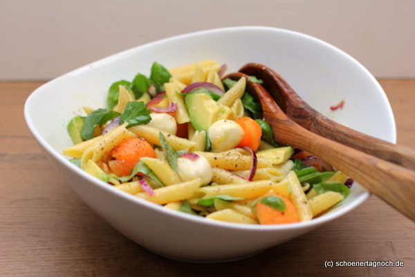 Melonen-Pasta-Salat mit Mozzarella und Avocado