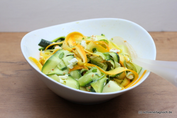 Zucchini-Salat mit Feta, Minze und gerösteten Mandeln