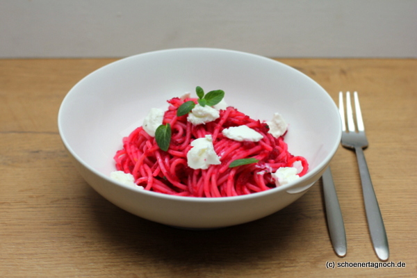 Pinke Spaghetti mit Rote Bete-Pesto, Minze und Ziegenfrischkäse