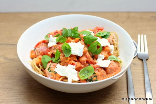 Spaghetti mit Süßkartoffel-Tomaten-Sauce, Salsicce-Bällchen und Ziegenfrischkäse
