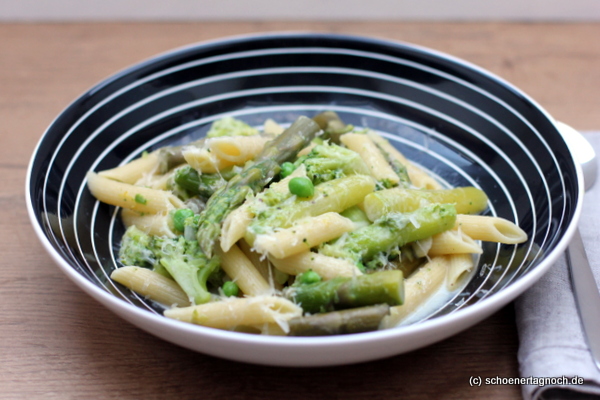 One Pot Pasta mit grünem Spargel und Brokkoli