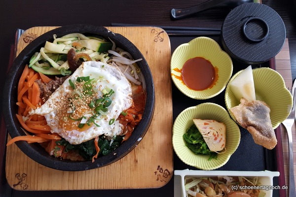 Bibimbap mit Reis, Kimchi, Spinat, Karotten, Hackfleisch und Spiegelei im Restaurant Kaiseki in Karlsruhe