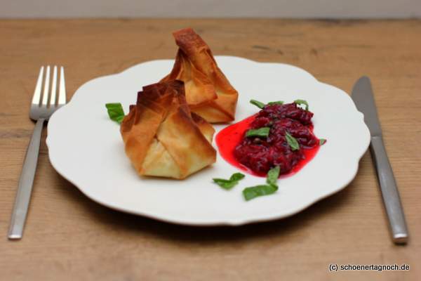 Ziegenkäsetaschen mit Erdbeer-Pfeffer-Chutney aus Food, Love & Wine