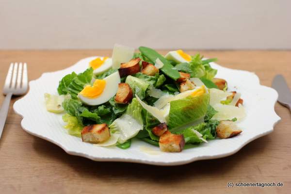 Zuckerschoten-Romana-Salat mit Laugen-Croutons und Parmesan