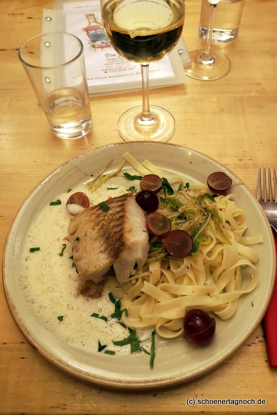 Seelachsloins mit Weintrauben, Lauch-Julienne, Gorgonzola-Sahne-Sauce mit Tagliatelle im Vin Fou in Karlsruhe