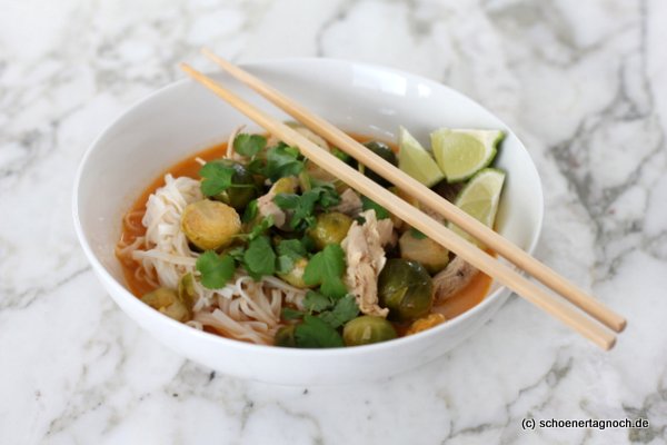Rosenkohl mal anders: asiatische Rosenkohl-Hähnchen-Suppe mit Kokosmilch, Reisnudeln, Limette und Koriander