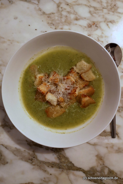 Brokkoli-Kichererbsen-Suppe mit Parmesancroutons, Essen für Kleinkinder