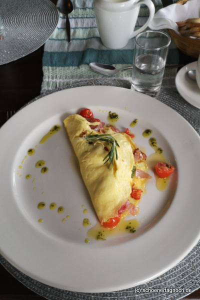 Omelette mit Speck und Kirschtomaten in Addo in Südafrika