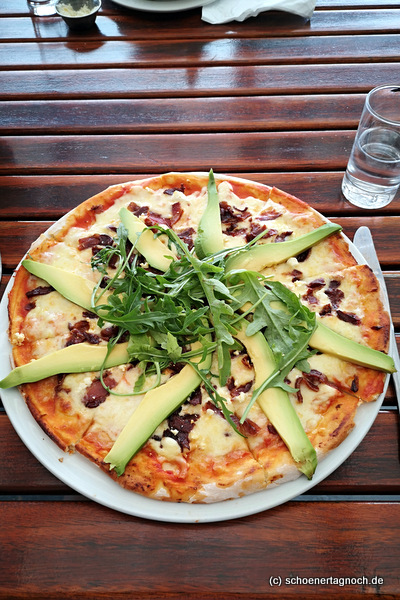 Pizza mit Speck, Feta, Avocado und Rucola in Südafrika