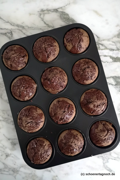 Muffinblech mit Schokoladenmuffins
