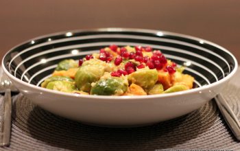 Rosenkohl-Curry mit Süßkartoffeln und Granatapfel