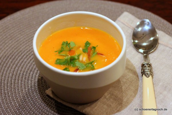 Möhrensuppe mit getrockneten Aprikosen und gerösteten Pinienkernen ...