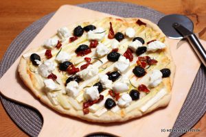 Spargelpizza mit getrockneten Tomaten und Ziegenfrischkäse