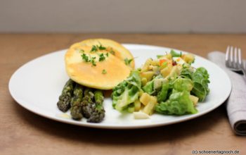 Grüner Ofenspargel mit Ziegenkäse-Thymian-Pancakes und grünem Salat