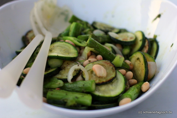 Salat mit geröstetem grünen Spargel, Zucchini, weißen Bohnen und ...