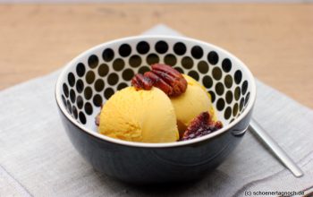 Roasted Pumpkin Icecream – Kürbis-Eis mit kandierten Pecan-Nüssen