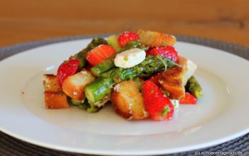 Spargel-Erdbeer-Salat mit Feta und Croutons