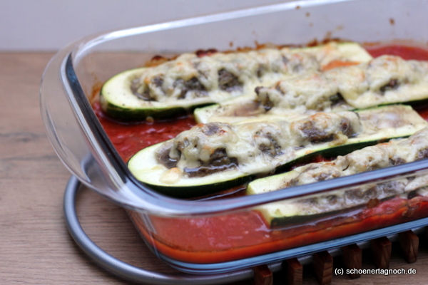 Nachgekocht: Gefüllte Zucchini mit Tomatensauce - Schöner Tag noch!