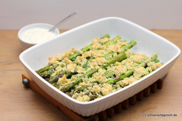 Gruner Spargel Aus Dem Ofen Mit Herzhaften Parmesanstreuseln Und Zitronendip Schoner Noch