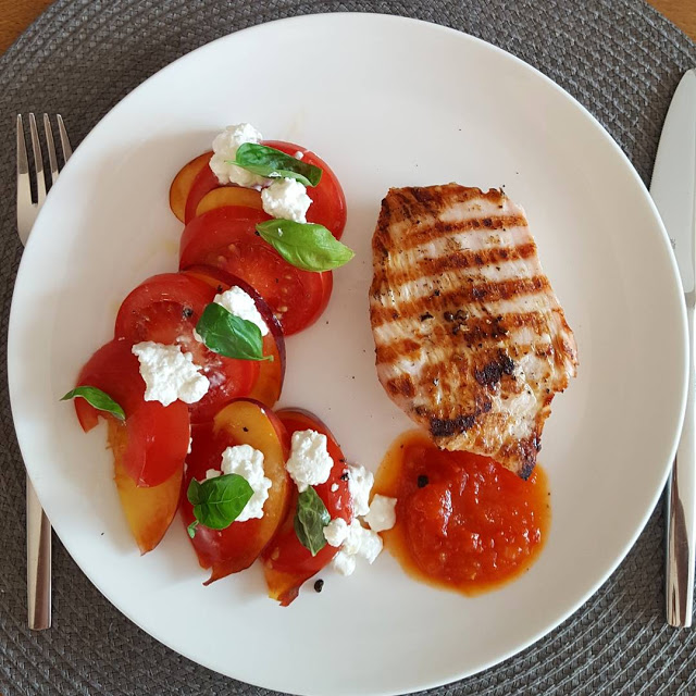 Sommer, Sonne und ein köstlicher Tomaten-Nektarinen-Salat