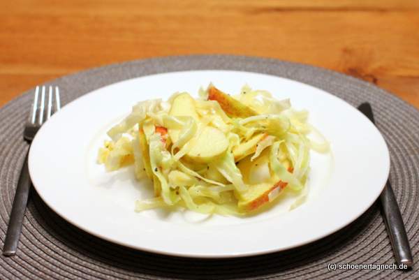 Spitzkohl-Apfel-Salat