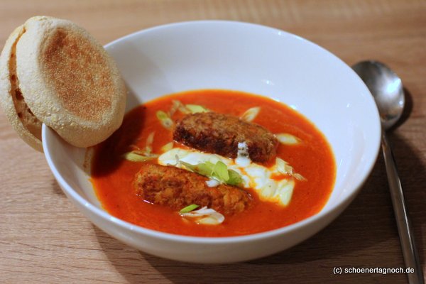 Tomaten-Kokos-Suppe mit Linsen-Hack-Röllchen