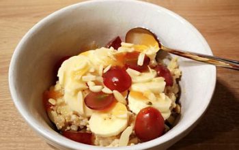 Winter-Frühstück: Quinoa-Porridge mit Mandelmilch, Bananen, Weintrauben, Mandelstiften und Honig