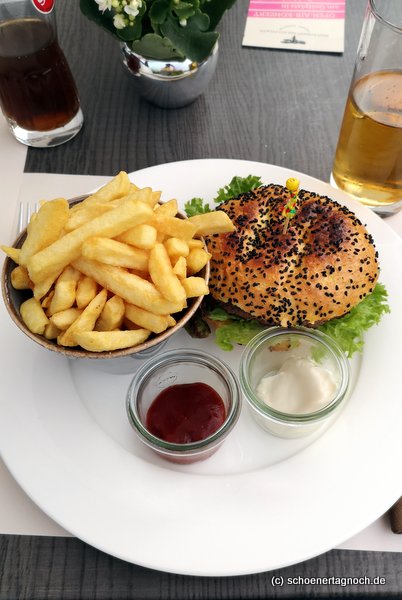Burger mit Pommes im Clubrestaurant im Golfclub Bad Liebenzell.