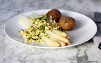 Spargel „polnische Art“ mit gekochtem Ei, Schnittlauch und Bröseln