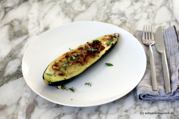 Gefüllte Zucchini mit Pinienkern-Salsa nach einem Rezept aus "Simple" von Ottolenghi