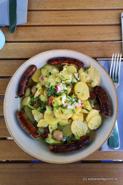 Kartoffelsalat und Bratwürstchen im Klauprecht in Karlsruhe