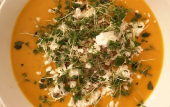 Kürbissuppe mit Quinoa, Feta, Minze und Kresse