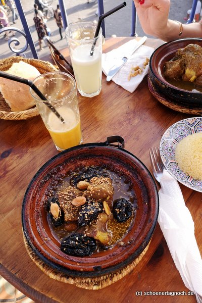 Tajine mit Hähnchen und getrockneten Pflaumen im Café Kessabine in Marrakesch.