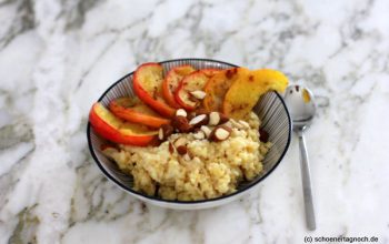 Zum Frühstück: Hirse-Porridge mit warmen Apfelspalten