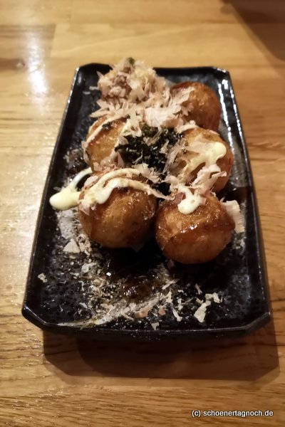 Takoyaki, Oktopusbällchen mit japanischer Mayonnaise in der Min Ramen Bar in Karlsruhe