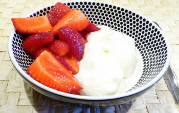Frühlingsfrisches Dessert: Weiße Schokoladenmousse mit marinierten Erdbeeren