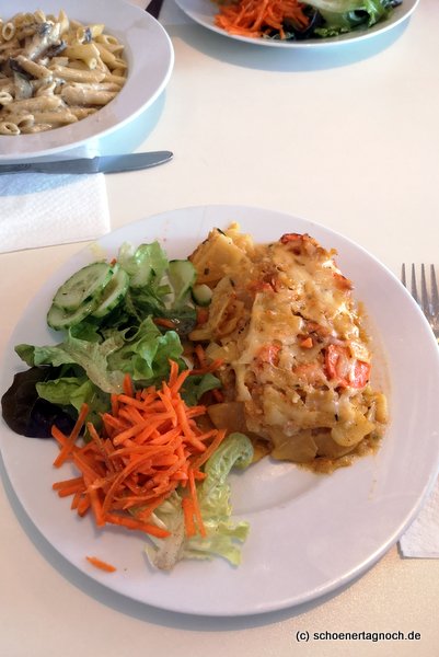 Kartoffelgratin mit Salat im vegetarischen Imbiss "Glashaus" in Karlsruhe