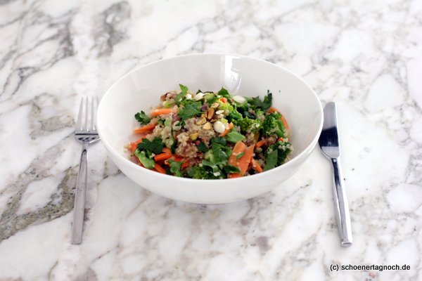 Quinoa-Brokkoli-Salat mit Karotten, Pistazien und Apfel-Dattel-Dressing