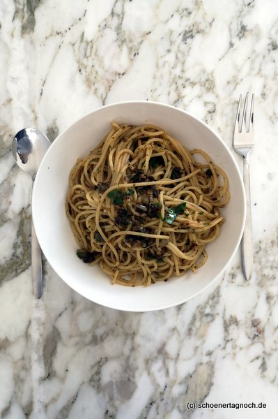 Spaghetti mit Petersilien-Oliven-Kapern-Pesto