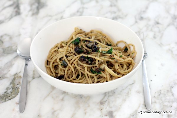 Spaghetti mit Petersilien-Oliven-Kapern-Pesto