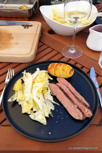 Flank Steak 12 Stunden sous vide gegart, dann kurz bei 200 Grad auf dem Grill gegrillt. Dazu Fenchel-Ananas-Salat und Hasselback-Kartoffeln