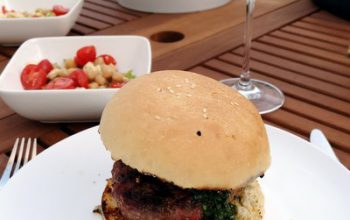 Gaucho-Burger mit Chimichurri und selbst gebackenen Hamburger Brötchen