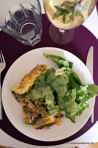 Gebratene Maultaschen mit Ei und grünem Salat