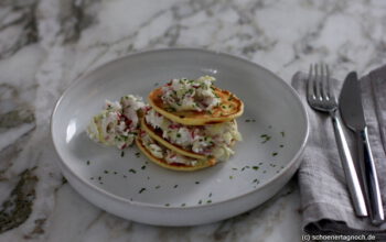 Zum Frühstück: Herzhafte Pancakes mit Gurke, Radieschen und Hüttenkäse