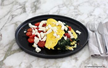 Omelette mit Spinat, Kirschtomaten und Feta