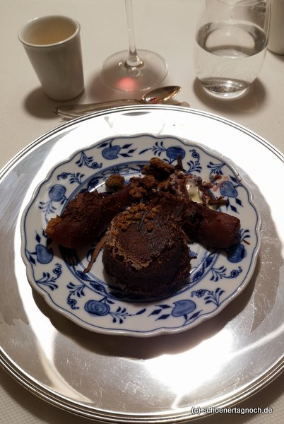Schokoladenkuchen mit confierten Portweinbirnen, Spekulatiuscrumble und Vanilleespuma vom Kesselhaus in Karlsruhe