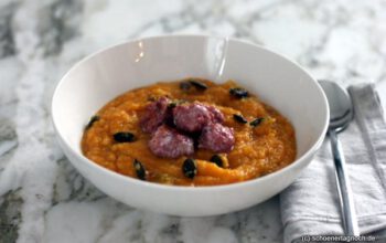 Ofengeröstete Kürbis-Pastinaken-Suppe mit Salsiccia-Bratbällchen