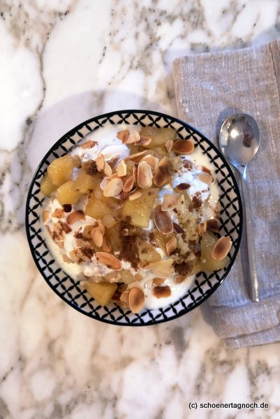 HIrse-Porridge mit Apfel-Zimt-Kompott und Joghurt