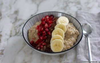 Haferflocken-Porridge mit Leinsamen, Granatapfelkernen und Banane